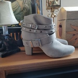 Jennifer Lopez boots with heel